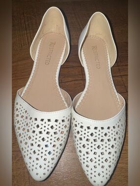 Restricted White Flats 7.5